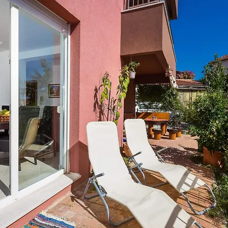 Elegant Hideaway With Pool - Two Bedroom With Pool Apartment *