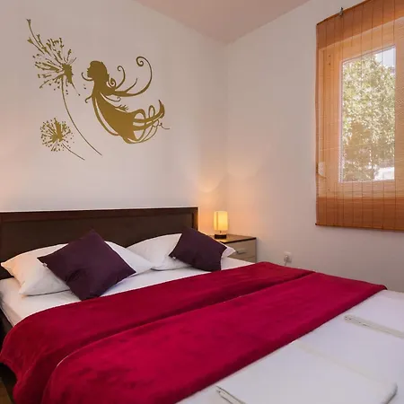 Elegant Hideaway With Pool - Two Bedroom With Pool Apartment *