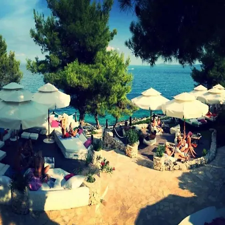 Apartment Elegant Hideaway With Pool - Two Bedroom With Pool *