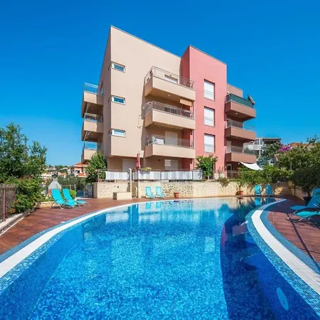 Elegant Hideaway With Pool - Two Bedroom With Pool Apartment