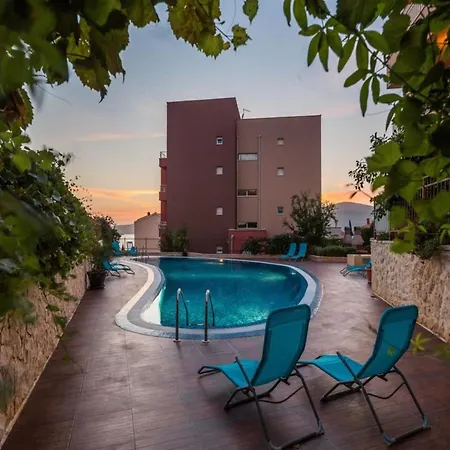 Elegant Hideaway With Pool - Two Bedroom With Pool Apartment Trogir